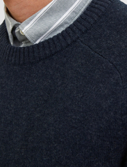 Selected Homme - SLHNEWCOBAN LAMBS WOOL CREW NECK W NOOS - rundhalsad - dark sapphire - 6