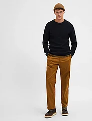 Selected Homme - SLHLOOSE-SALFORD 220 FLEX PANTS W NOOS - chinos - breen - 5
