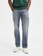 Selected Homme - SLHSTRAIGHT-SCOTT 22604 LG SU JNS W - regular jeans - light grey denim - 2