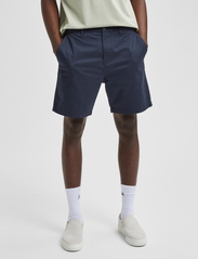 Selected Homme - SLHCOMFORT-HOMME FLEX SHORTS W NOOS - chinos shorts - dark sapphire - 2