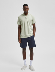 Selected Homme - SLHCOMFORT-HOMME FLEX SHORTS W NOOS - chinos shorts - dark sapphire - 4