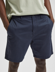 Selected Homme - SLHCOMFORT-HOMME FLEX SHORTS W NOOS - chinos shorts - dark sapphire - 5