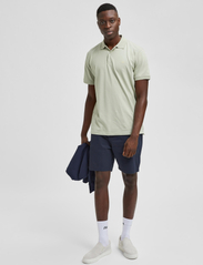 Selected Homme - SLHCOMFORT-HOMME FLEX SHORTS W NOOS - chinos shorts - dark sapphire - 6