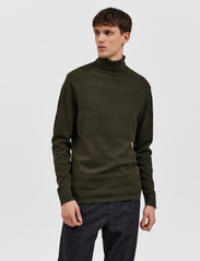 Selected Homme - SLHMAINE LS KNIT ROLL NECK W NOOS - laveste priser - forest night - 2