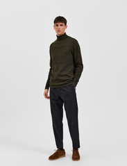 Selected Homme - SLHMAINE LS KNIT ROLL NECK W NOOS - laveste priser - forest night - 4