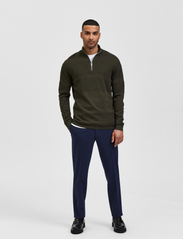 Selected Homme - SLHMAINE LS KNIT HALF ZIP  W - half zip jumpers - forest night - 4