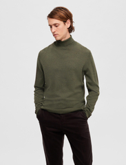 Selected Homme - SLHTOWN MERINO COOLMAX KNIT ROLL B - stickade basplagg - forest night - 4