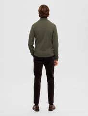 Selected Homme - SLHTOWN MERINO COOLMAX KNIT ROLL B - stickade basplagg - forest night - 5