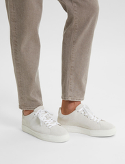 Selected Homme - SLHDAVID CHUNKY SUEDE SNEAKER NOOS O - low tops - white - 5