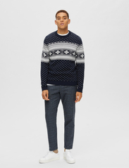 Selected Homme - SLHCLAUS LS KNIT CREW NECK W - knitted round necks - sky captain - 4