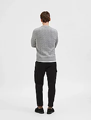 Selected Homme - SLHRYAN STRUCTURE CREW NECK W - knitted round necks - medium grey melange - 3
