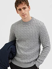 Selected Homme - SLHRYAN STRUCTURE CREW NECK W - knitted round necks - medium grey melange - 4