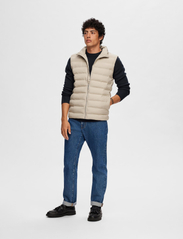Selected Homme - SLHBARRY QUILTED GILET NOOS - kamizelki - pure cashmere - 5