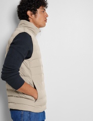 Selected Homme - SLHBARRY QUILTED GILET NOOS - kamizelki - pure cashmere - 6