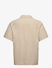 Selected Homme - SLHRELAX-PASTEL-LINEN SHIRT SS RESORT W - kortærmede t-shirts - crockery - 1