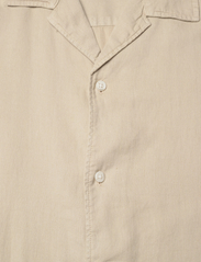 Selected Homme - SLHRELAX-PASTEL-LINEN SHIRT SS RESORT W - kortærmede t-shirts - crockery - 2