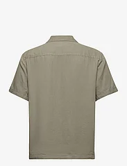 Selected Homme - SLHRELAX-PASTEL-LINEN SHIRT SS RESORT W - kortærmede t-shirts - vetiver - 1
