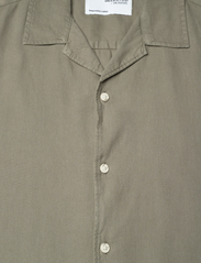 Selected Homme - SLHRELAX-PASTEL-LINEN SHIRT SS RESORT W - kortærmede t-shirts - vetiver - 2