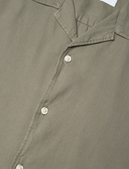 Selected Homme - SLHRELAX-PASTEL-LINEN SHIRT SS RESORT W - kortærmede t-shirts - vetiver - 3