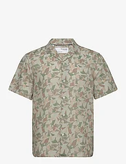 Selected Homme - SLHRELAX-GEO-LINEN SHIRT SS AOP B - kortärmade t-shirts - desert taupe - 0