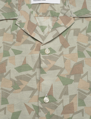 Selected Homme - SLHRELAX-GEO-LINEN SHIRT SS AOP B - kortärmade t-shirts - desert taupe - 2