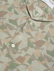 Selected Homme - SLHRELAX-GEO-LINEN SHIRT SS AOP B - kortärmade t-shirts - desert taupe - 3