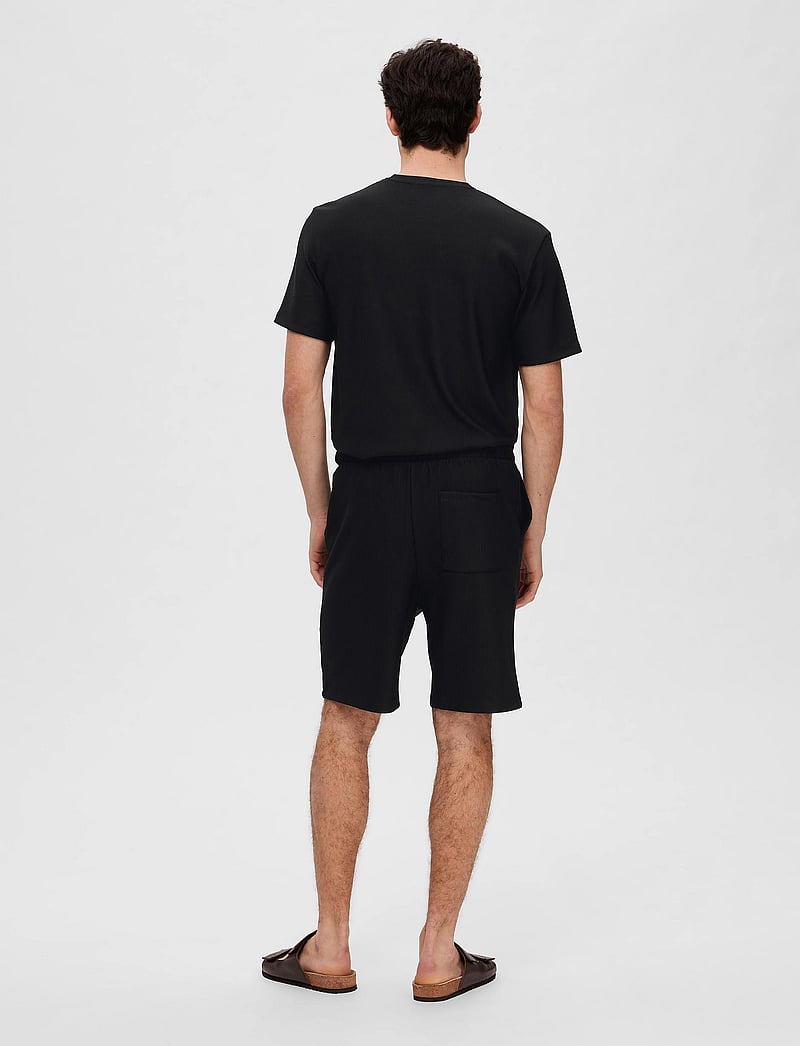 Selected - SLHLOOSE-PLISSE SHORTS EX - chinos shorts - black - 2