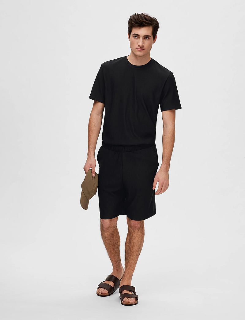 Selected - SLHLOOSE-PLISSE SHORTS EX - chinos shorts - black - 3