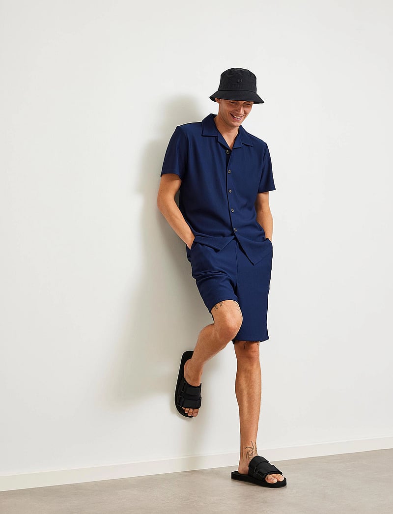 Selected - SLHLOOSE-PLISSE SHORTS EX - chinos shorts - black iris - 0