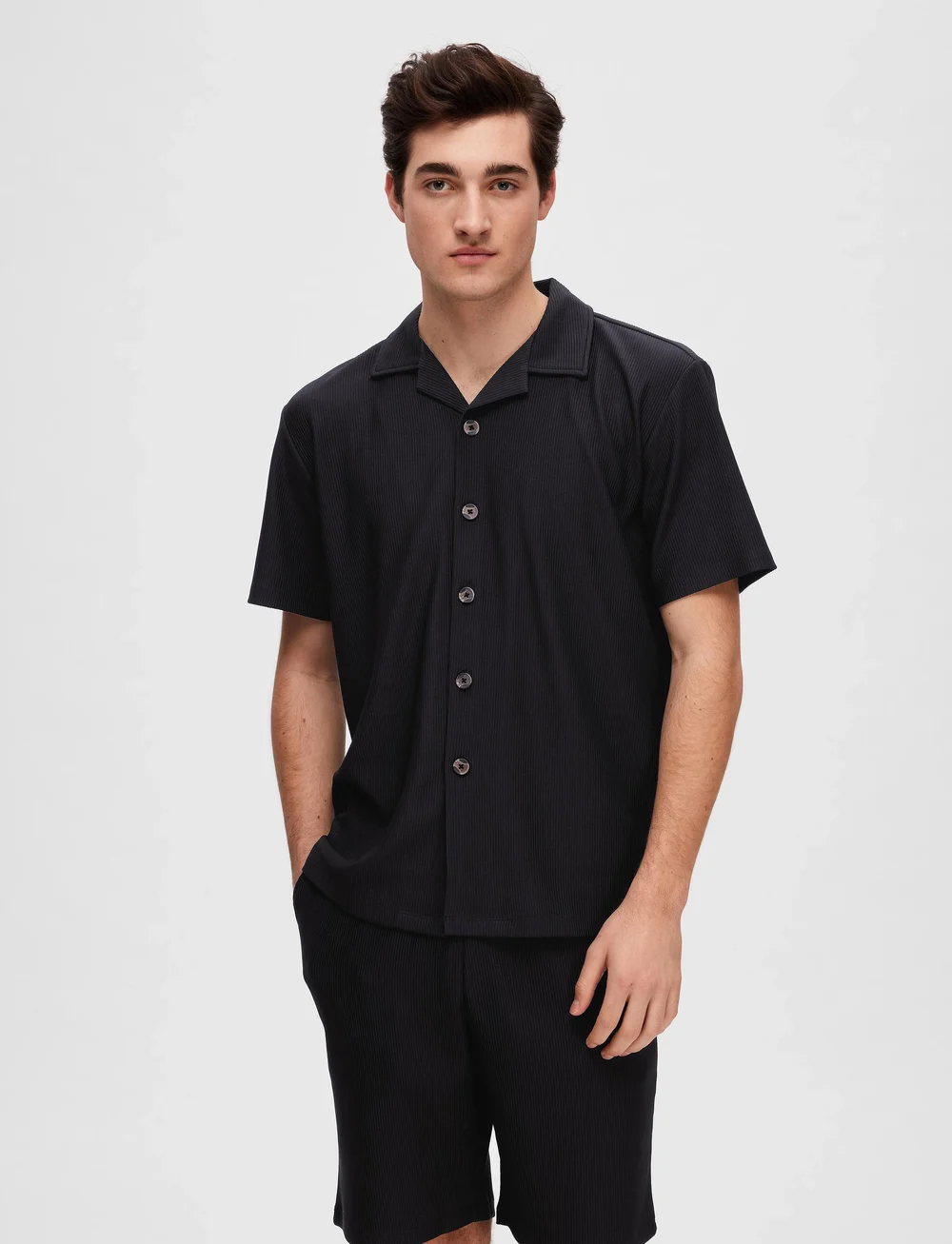 Selected - SLHLOOSE-PLISSE RESORT SS SHIRT EX - kortärmade skjortor - black - 0