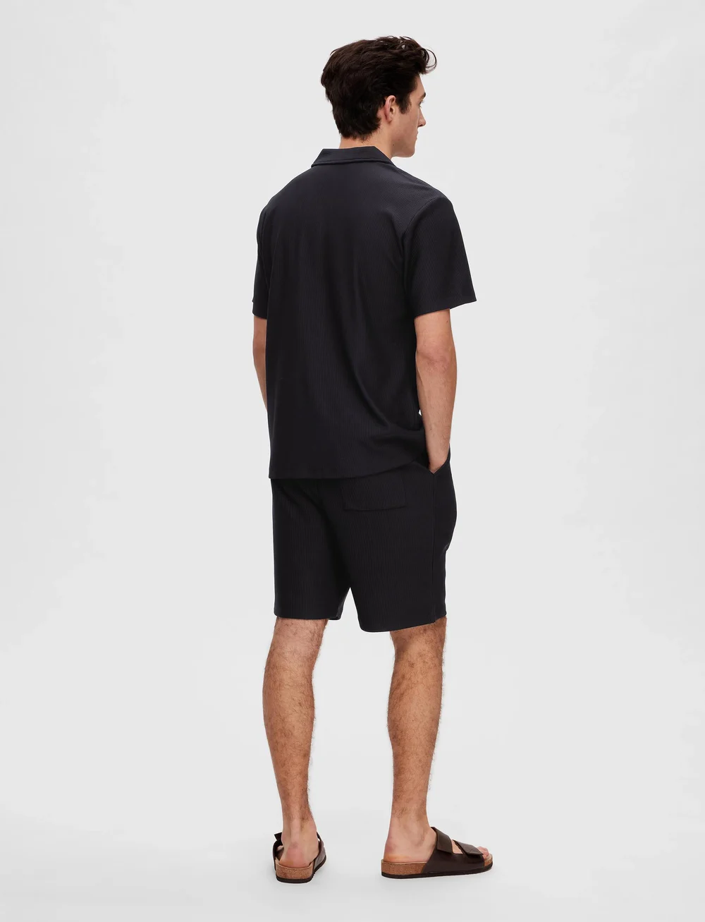 Selected - SLHLOOSE-PLISSE RESORT SS SHIRT EX - kortärmade skjortor - black - 2