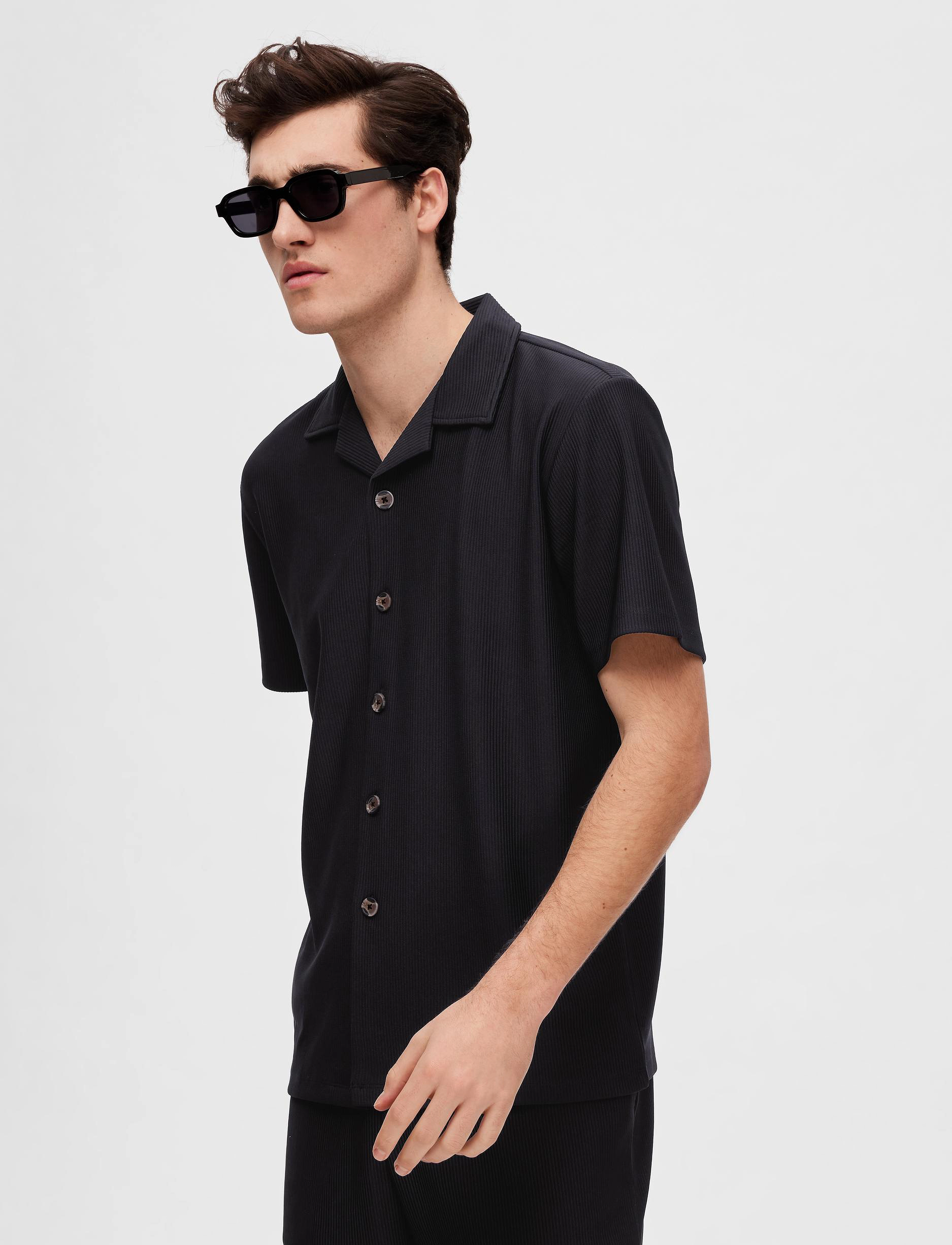 Selected - SLHLOOSE-PLISSE RESORT SS SHIRT EX - kortærmede skjorter - black - 4