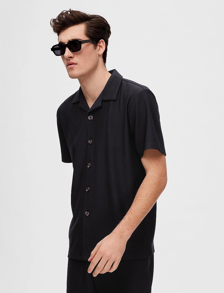 Selected - SLHLOOSE-PLISSE RESORT SS SHIRT EX - kortærmede skjorter - black - 4