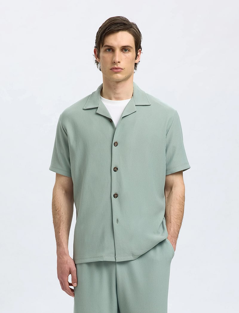 Selected - SLHLOOSE-PLISSE RESORT SS SHIRT EX - kurzarmhemden - iceberg green - 0
