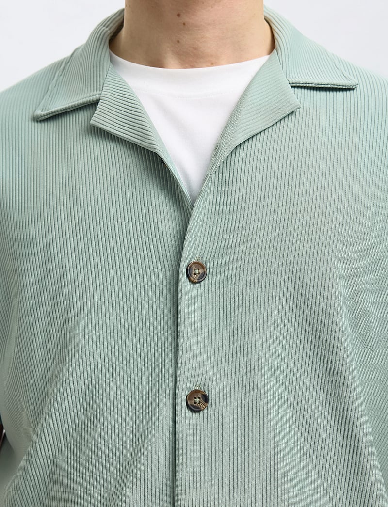 Selected - SLHLOOSE-PLISSE RESORT SS SHIRT EX - kurzarmhemden - iceberg green - 5