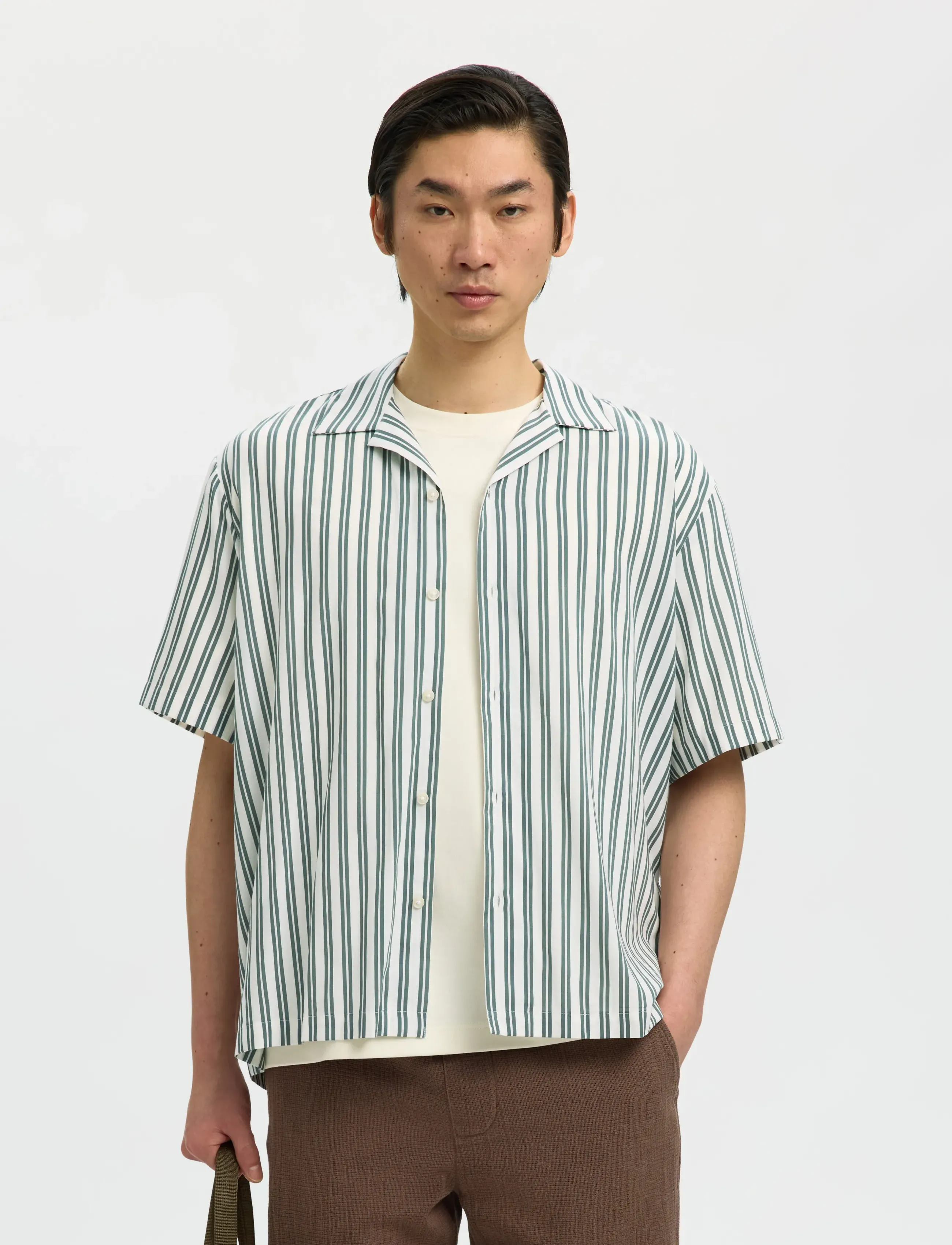 Selected SLHRLXAIR MIX SS SHIRT - Short-sleeved shirts - BALSAM GREEN / cream