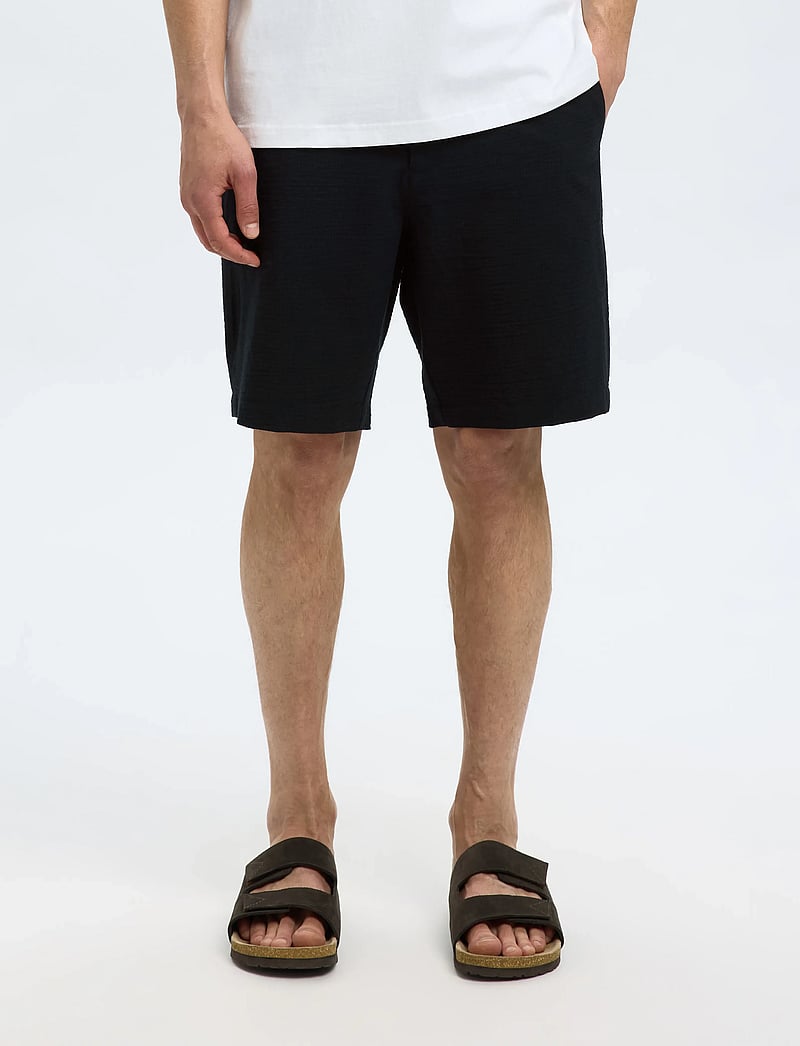 Selected - SLHREGULAR-KARL SEERSUCKER SHORTS NOOS - casual shorts - black - 5