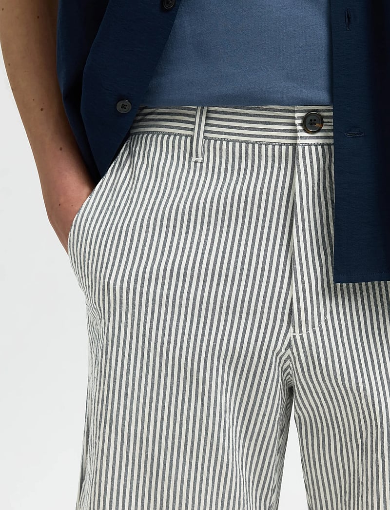 Selected - SLHREGULAR-KARL SEERSUCKER SHORTS - casual shorts - sky captain - 4
