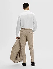 Selected Homme - SLHSLIM-OASIS SAND CHECK TRS - pantalons - sand - 2
