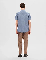 Selected Homme - SLHREG-NEW LINEN SHIRT SS NOOS - kortärmade skjortor - medium blue denim - 2