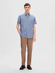 Selected Homme - SLHREG-NEW LINEN SHIRT SS NOOS - kortärmade skjortor - medium blue denim - 4