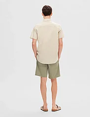 Selected Homme - SLHREG-SUN SHIRT SS NOOS - kortärmade skjortor - pure cashmere - 2