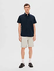 Selected Homme - SLHREG-NEW LINEN SHIRT SS NOOS - lowest prices - sky captain - 5