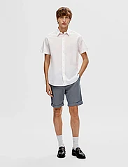 Selected Homme - SLHREG-NEW LINEN SHIRT SS NOOS - kortärmade skjortor - white - 4