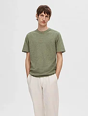 Selected Homme - SLHBERG LINEN SS KNIT TEE NOOS - lyhythihaiset - vetiver - 1