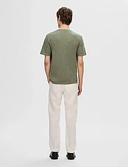 Selected Homme - SLHBERG LINEN SS KNIT TEE NOOS - kortärmade t-shirts - vetiver - 4
