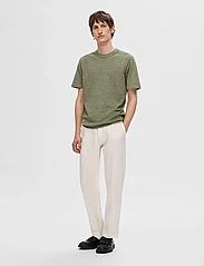 Selected Homme - SLHBERG LINEN SS KNIT TEE NOOS - lyhythihaiset - vetiver - 2