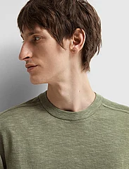 Selected Homme - SLHBERG LINEN SS KNIT TEE NOOS - short-sleeved t-shirts - vetiver - 5