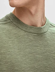 Selected Homme - SLHBERG LINEN SS KNIT TEE NOOS - kortärmade t-shirts - vetiver - 3