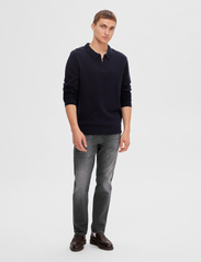 Selected Homme - SLHFLORENCE LS KNIT ZIP POLO EX - strikkede poloer - dark sapphire - 3